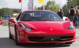Versicherung muss nicht für erfundene Ferrari-Probefahrt zahlen