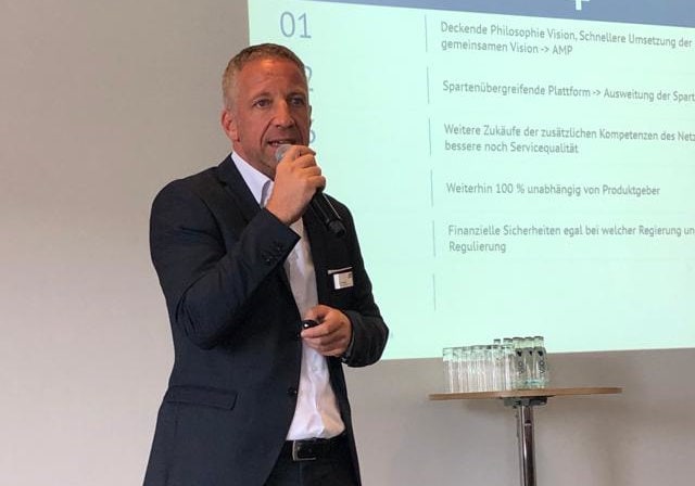Fonds-Finanz-Geschäftsführer Norbert Porazik bei seinem Vortrag über den Einstieg von Hg Capital in die Fonds Finanz